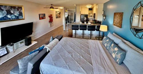 Rampart Village Apartment | Hollywood Studio with Pool, Parking, Gym & Sign View