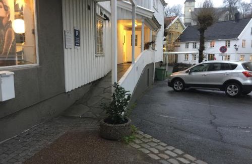 Grimstad House | Holsthuset Losji