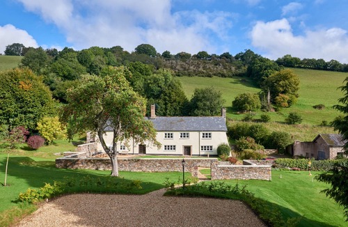 Bampton Cottage | HOLWELL FARMHOUSE, pet friendly, with hot tub in Bampton, Devon