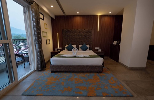Rishikesh Hotel | HOLYWATER Hotel by Ganga Kinare (150 mts from Ganga Ghat)