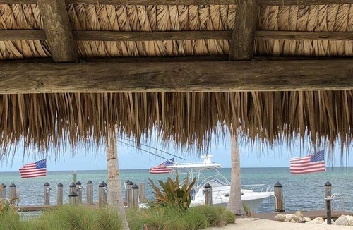 Marathon House | 🌸Home #1: “ANCHORS ⚓ AWAY” (Off Water-approximately 300 ft from our private beach entrance)- 🌸