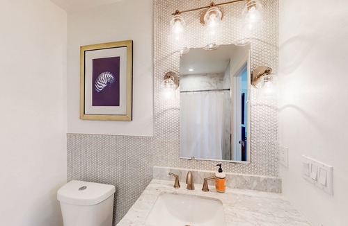 Old Northwood House | Home & 2 apts with private pool, patio, & 2 kitchens - near beach