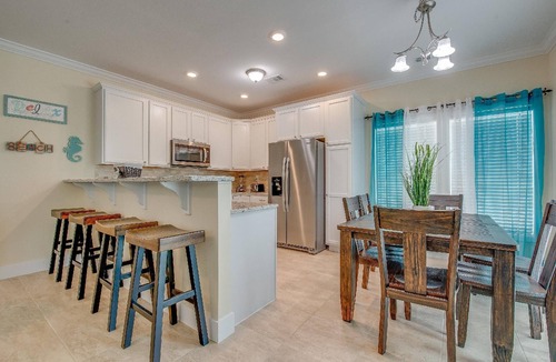 Marathon House | 🌸Home (#4) ”A WAVE💦 FROM IT ALL” (Partial Ocean View -approximately 150 ft from beach entrance)🌸