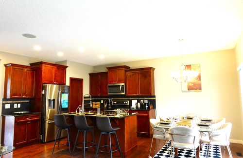 Panorama Hills House | Home Away from Home-Family Haven-15 Min to Airport