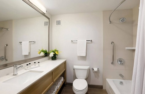 Mission Beach Hotel | Home Away From Home! Onsite Pool, Parking! Near San Diego Airport!