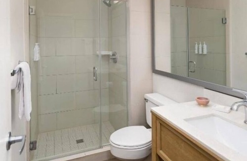 Mission Beach Hotel | Home Away From Home! Onsite Pool, Parking! Near San Diego Airport!