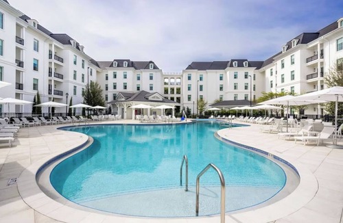 Fellowship House | Home Away From Home Perfect for Family w/Pets |Pool & Gym Access + Free Parking