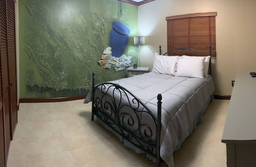 Hialeah Cottage | Home away from home!