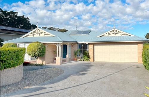 Sunshine Bay House | Home, but closer to the beach