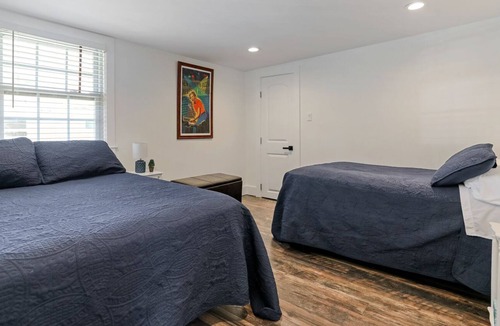 Kenner - Louis Armstrong International Airport House | Home in a quiet safe neighborhood mins to Nola & Airport KING BED.