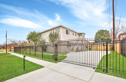 South Central Houston Apartment | Home in Greater Third Ward