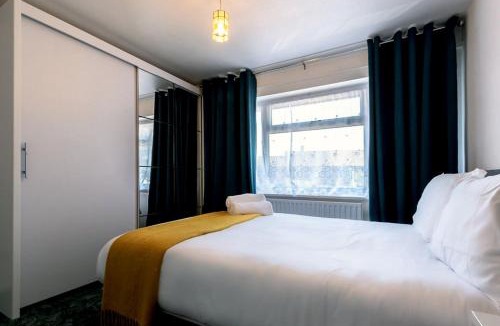 Tilehurst House | Home in Reading Berkshire - for Contractors & Families with Free Parking & WiFi