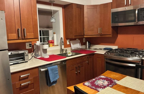 Northwest House | Home in Washington DC, 2 bedrooms, 4 beds, 2 baths,sleeping 5 & free parking.
