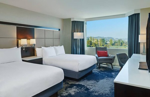 Redwood Shores Hotel | Home-like Accommodations! 3 Comfortable Units, Onsite Pool, Pets Allowed