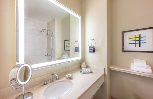 Redwood Shores Hotel | Home-like Accommodations! 3 Comfortable Units, Onsite Pool, Pets Allowed