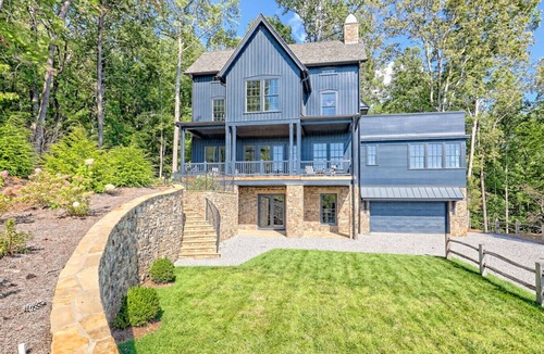 Clarkesville House | Home on hillside with lake + mountain views