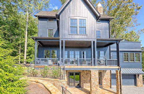 Clarkesville House | Home on hillside with lake + mountain views