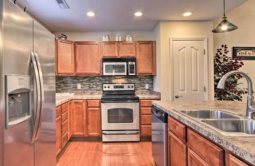 Pigeon Forge Cottage | Home w/Community Pool - 2 Miles to The Island!
