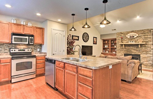Pigeon Forge Cottage | Home w/Community Pool - 2 Miles to The Island!