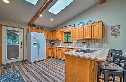 Arrow Point Cottage | Home w/Large Deck on Table Rock Lake!