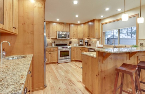 Sunriver House | Home with private hot tub, furnished deck, grill, & fireplace - near golf