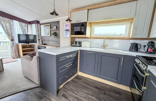 Oulton Broad House | Homely caravan with decking in Lowestoft ref 12097B