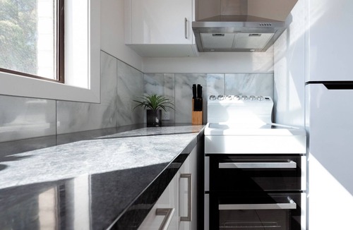 Riverside House | Homely Hideaway with Parking & WiFi