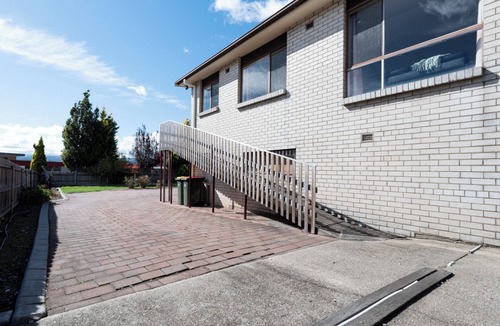 Riverside House | Homely Hideaway with Parking & WiFi