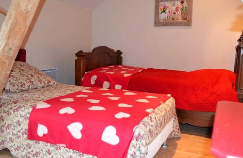 Saint-Vincent-Rive-d'Olt Villa | Homerez - Villa for 8 ppl. with swimming-pool at Saint-Vincent-Rive-d'Olt