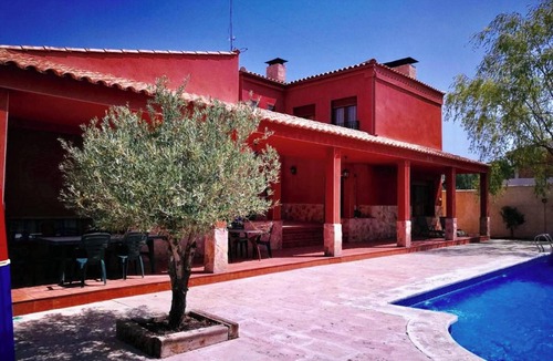Arcas del Villar Villa | Homerez - Luxurious Villa in Arcas, Private Pool
