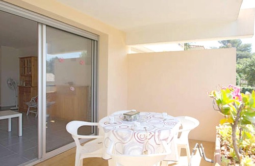 La Faviere Apartment | Homerez - Nice studio 400 m away from the beach for 4 ppl. at Bormes-les-Mimosas