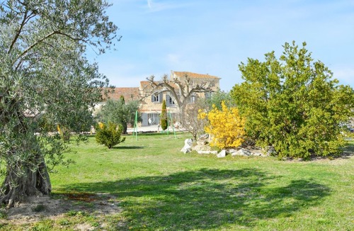 Monteux Apartment | Homerez - Spacious Apartment in Monteux with Shared Pool