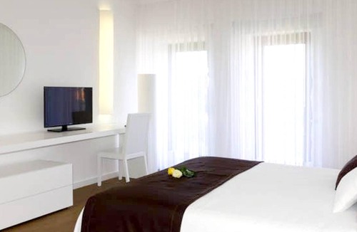 Riba de Mouro House | Homerez - Spacious house for 5 ppl. with terrace at Riba de Mouro