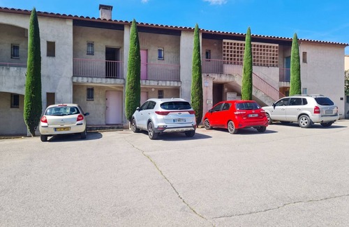 Greoux-les-Bains Apartment | Homerez - Studio in Gréoux-les-Bains