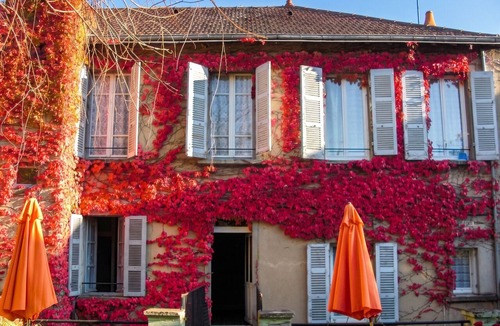 Neris-les-Bains Apartment | Homerez - Studio in Néris-les-Bains