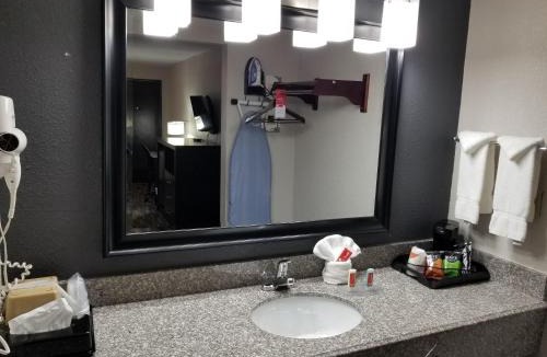 Russellville Cabin | HomeStay Inn & Suites