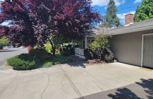 Grants Pass House | Hometown 3-bedroom spacious living NO cleaning fee