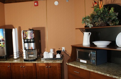 Crestview Hotel | HomeTown Inn & Suites