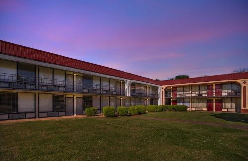 Montgomery Hotel | HomeTowne Studios by Red Roof Montgomery - Midtown
