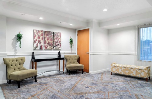 Auburn Hills Hotel | HomeTowne Studios by Red Roof Auburn Hills