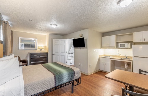 Casselberry Hotel | HomeTowne Studios by Red Roof Orlando - Casselberry