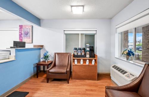 Livonia Hotel | HomeTowne Studios by Red Roof Detroit - Livonia