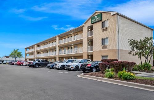 Livonia Hotel | HomeTowne Studios by Red Roof Detroit - Livonia