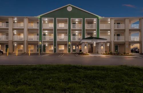 Livonia Hotel | HomeTowne Studios by Red Roof Detroit - Livonia