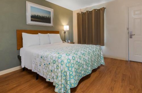 Orlando Hotel | HomeTowne Studios by Red Roof Orlando - UCF Area