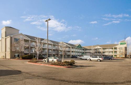 Aurora Hotel | HomeTowne Studios by Red Roof Denver - Airport/Aurora