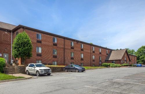Greensboro Hotel | HomeTowne Studios & Suites by Red Roof Greensboro