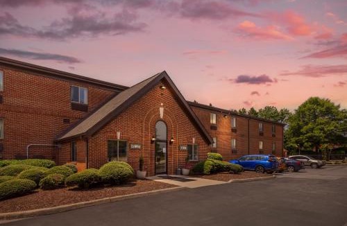Greensboro Hotel | HomeTowne Studios & Suites by Red Roof Greensboro