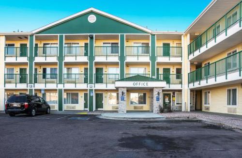 Southeast Colorado Springs Hotel | HomeTowne Studios by Red Roof Colorado Springs - Airport