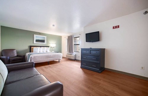 Airport Township Hotel | HomeTowne Studios by Red Roof St. Louis - Airport/ N Lindbergh